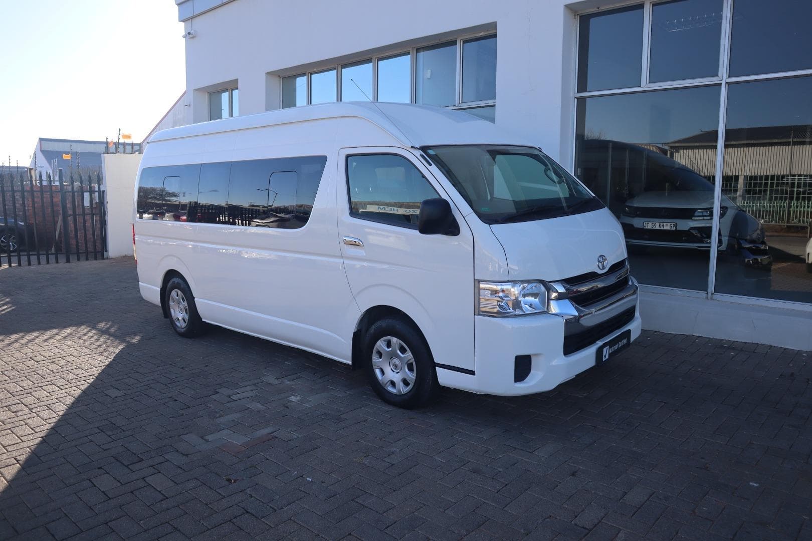Toyota Quantum 2.5D-4D GL 14-Seater Bus